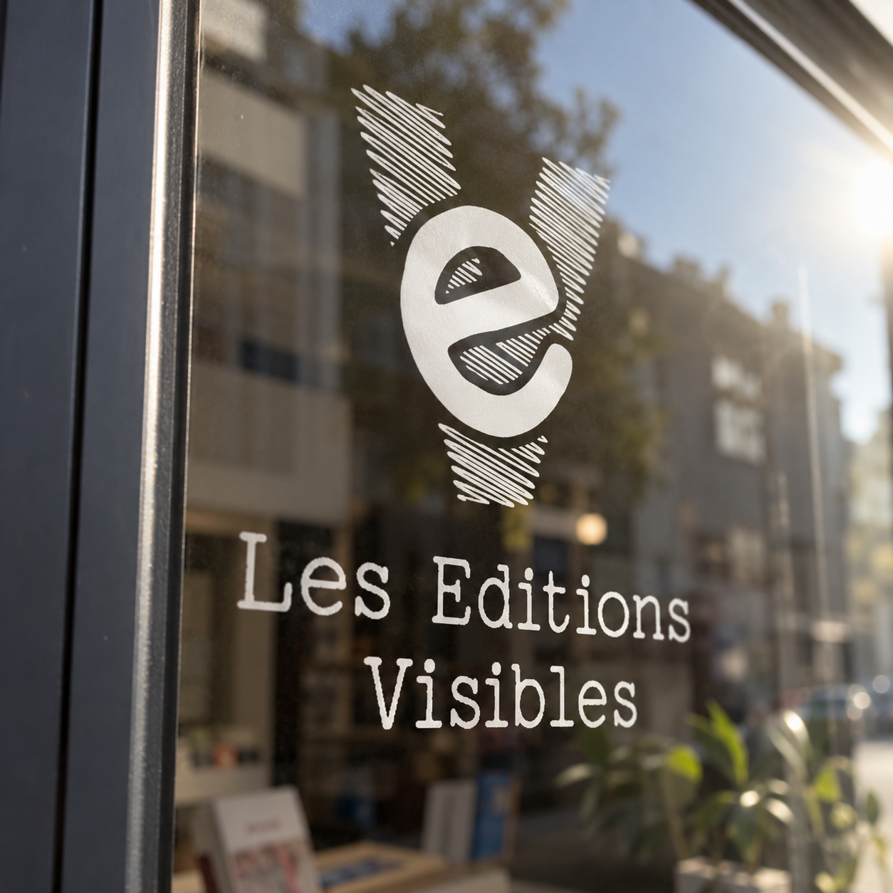 Adhésif vitrine, création de logo pour Editions Visibles à Genève